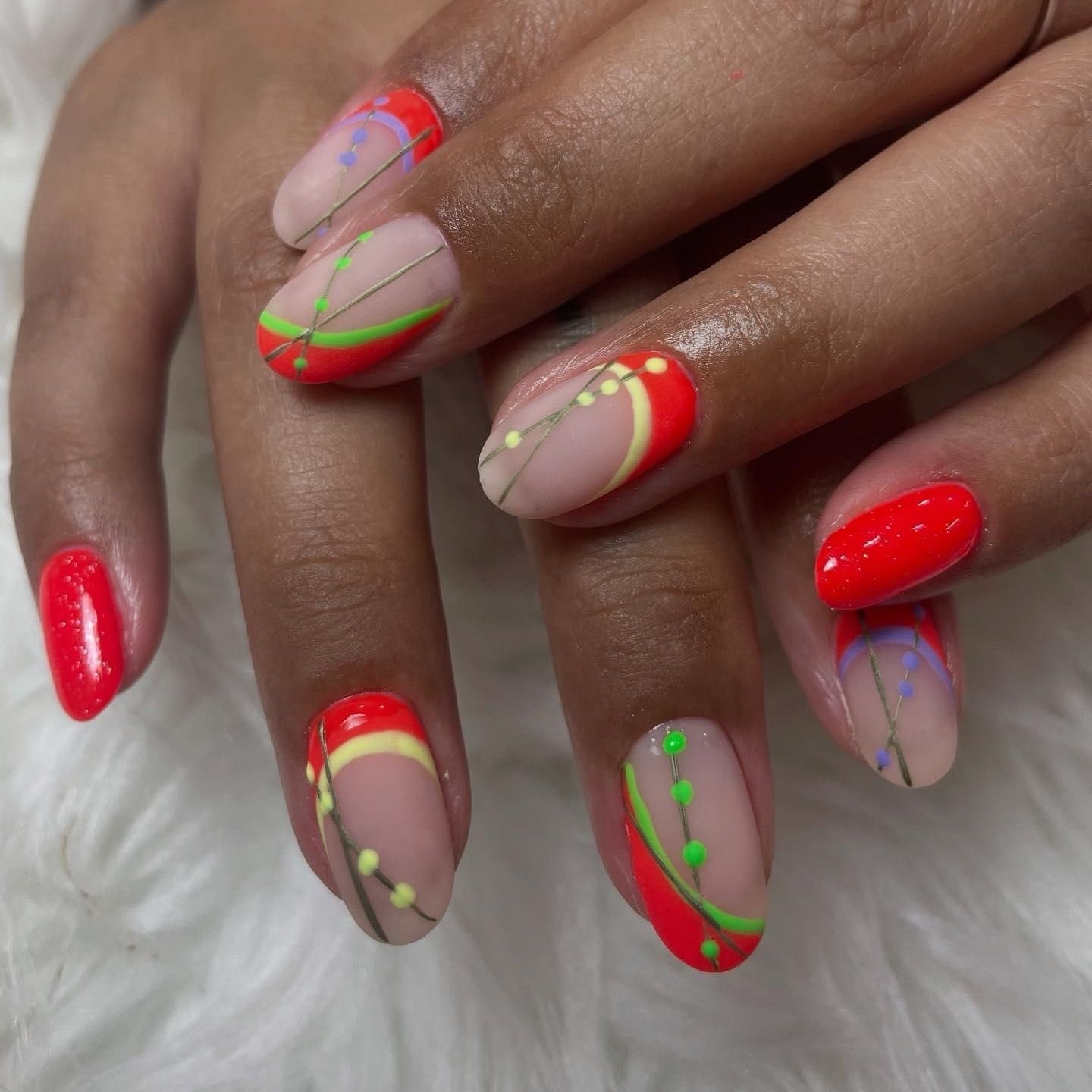 Manicura con refuerzo y semipermanente roja con corazón
